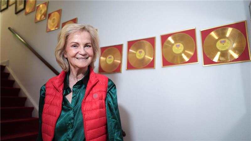 Die Königin der Hörspiele: Heikedine Körting wird 80 Heikedine Körting mit ihren vielen Goldenen Schallplatten.