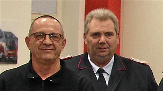 Heiko Hartmann (r.) – hier zu sehen mit Stadtbrandmeister Christian Hellmeier – geht in seine vierte Amtszeit.