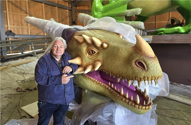 Das Foto zeigt Heiko Rataj neben einem großen Drachenkopf im Inneren des Drachenblitzes auf dem Bocksberg in Hahnenklee.