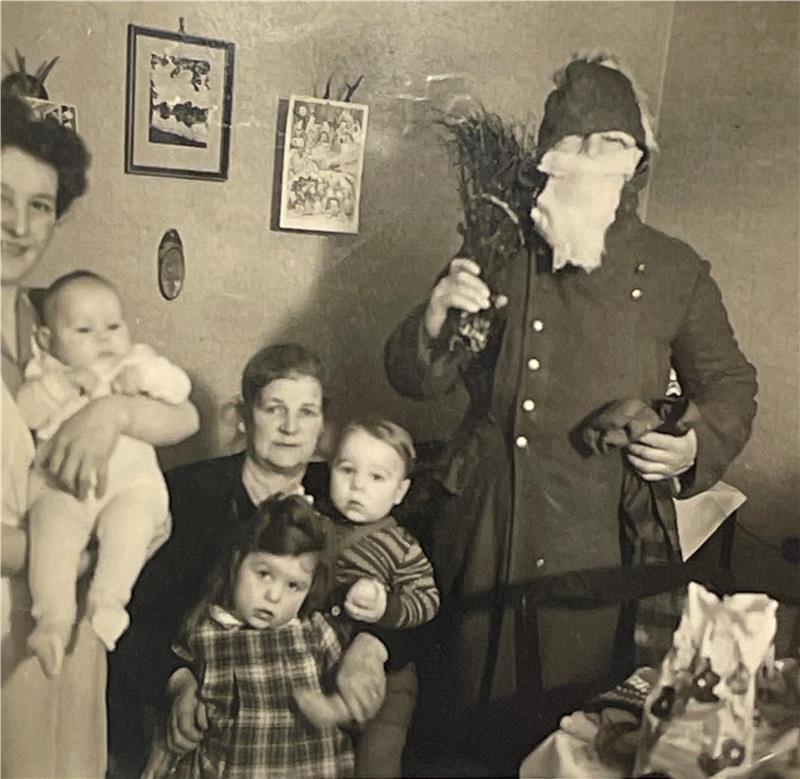 Heiligabend: Das unbeschwerte Glück der Kindheit Heiligabend 1954 mit Besuch vom Weihnachtsmann: Brigitte Rühe (unten in der Mitte) mit ihrer Mutter Gertrud (l.) und der kleinen Tochter Gabriele auf dem Arm, Urgroßmutter Julie Marie Albetine Jänsch und Brigittes Bruder Peter.