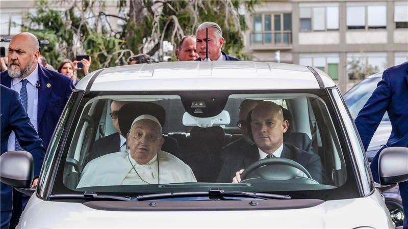 Papst nach fünf Wochen zurück im Vatikan Heimfahrt im kleinen Fiat 500.