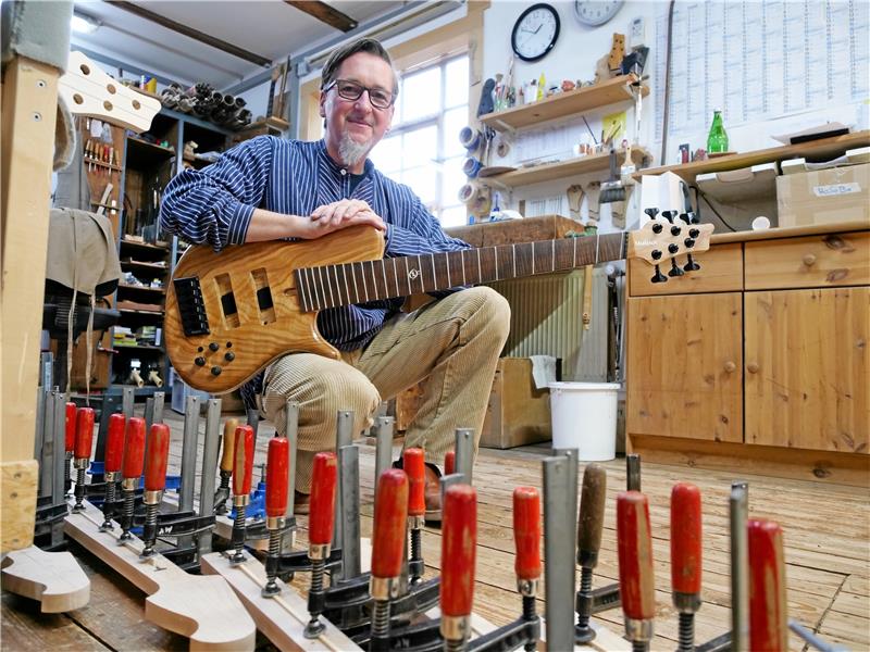 Gerald Marleaux fertigt Bässe aus Harzer Holz Heimische Hölzer bevorzugt: Schon lange wählt Gerald Marleaux Bäume aus der Region für den Bau seiner Bässe. Auch wenn der Lebensbaum eine andere Herkunft hat, ist er doch in vielen deutschen, auch Harzer Gärten zu sehen. Aus einem solchen ist der Deckel des abgebildeten Basses gestaltet. In einem Lager (kl. Bild) bewahrt er die Bretter auf, die aus dem Sägewerk kommen. Fotos: Potthast
