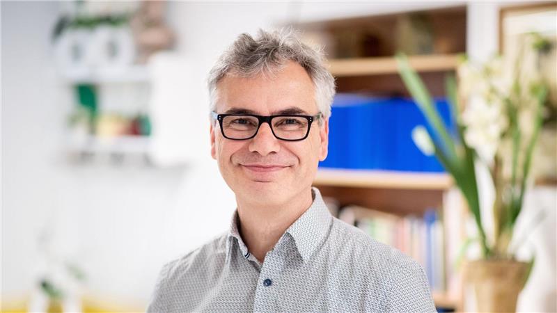 Heimleiter Manfred Elsen sieht in KI und Robotik Potenzial für künftige Pflegearbeit. 