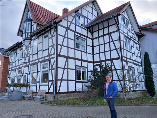 Heimleiter Norman Frenzel vor der „Linde“ in Wolfshagen, die Zug um Zug saniert wird.  Fotos: Neddermeier