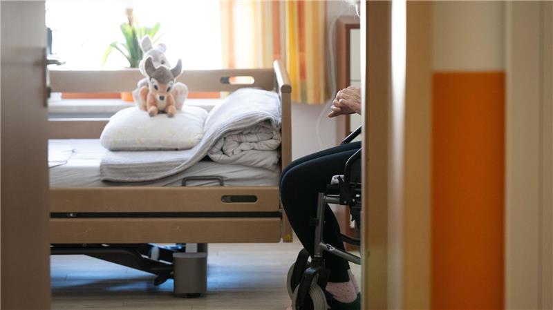Pflege im Heim noch teurer - Druck für Entlastung Heimplätze werden für Pflegebedürftige immer teurer. (Archivbild)