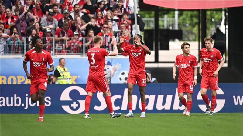 Freiburg zittert nur kurz: 3:2 gegen Hoffenheim Heimsieg gegen Hoffenheim: Die Spieler des SC Freiburg jubeln.