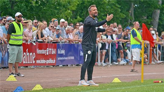 Heiner Backhaus gibt an der Seitenlinie Vollgas – und erwartet das gleiche von seinen Jungs auf dem Platz. Foto: Epping
