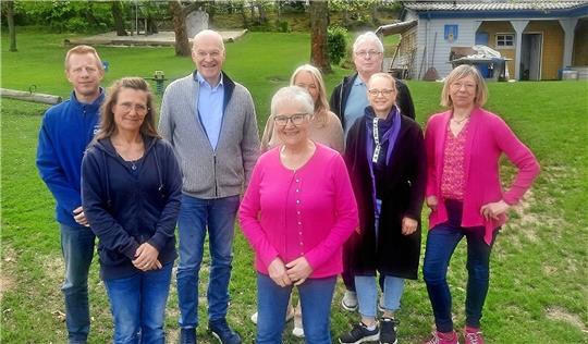 Heiner Bartling (3 v. l.), Präsident des Niedersächsischen Turnerbundes, mit dem amtierenden Vorstand des Turnkreises Goslar- Salzgitter beim Kreistag im Okeraner Freibad. Foto: Gabel