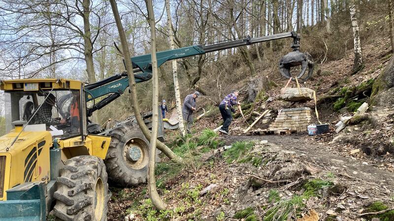 Altenauer Eichhörnchenbrunnen erstrahlt im neuen Glanz Heiner Schulte rückt mit seinem Harvester an und positioniert den neuen Stein präzise auf dem Eichhörnchenbrunnen.