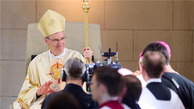 Wilmer neuer Bischof von Münster – Appell gegen Ausgrenzung Heiner Wilmer sitzt zum ersten Mal auf dem Bischofsstuhl.