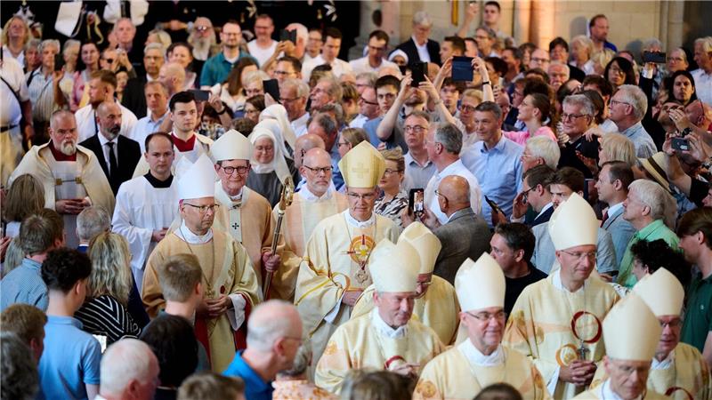 Wilmer neuer Bischof von Münster – Appell gegen Ausgrenzung Heiner Wilmer zieht in Begleitung zahlreicher Geistlicher in den Dom ein.