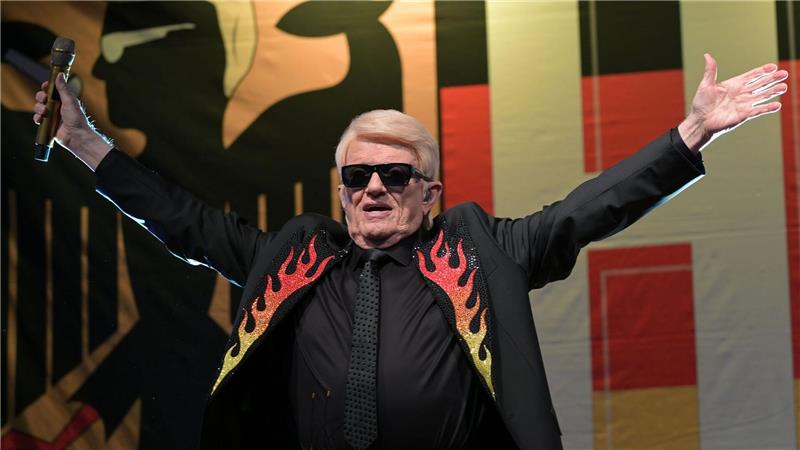 Heino wird bei seinem Zusatzkonzert aus Solidarität mit einem Feuerwehrmann im brandenburgischen Bad Belzig bejubelt. 
