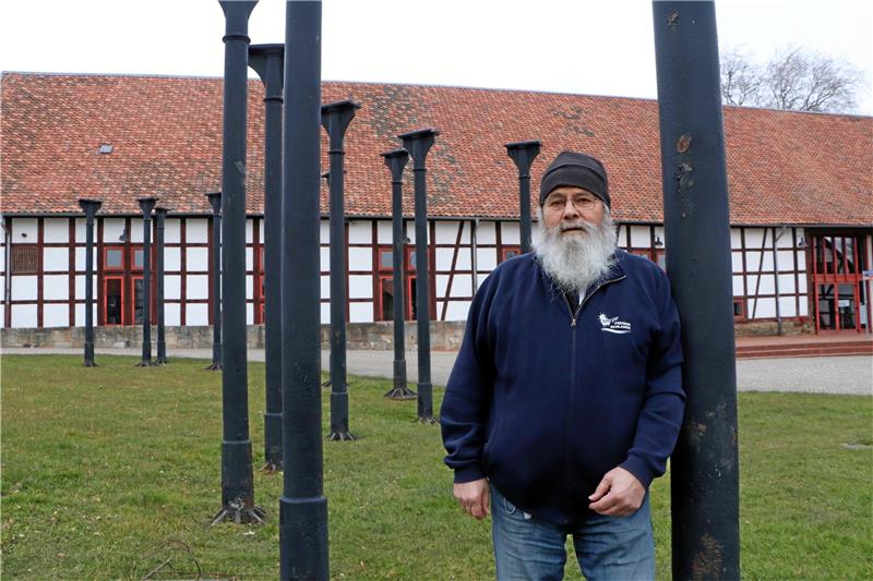 Schladen-Werla, wir müssen reden! Heinrich Balke vor dem Schladener Dorfgemeinschaftshaus – er lebt seit fast 40 Jahren am Okerstrand. Für ihn ist die Gemeinde ein guter Ort: „Es ist toll, hier zu leben“, sagt er. Foto: Gereke
