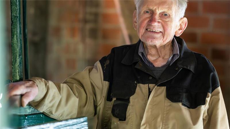 Mit 98 noch Tischlermeister - 115 Stufen hoch zum Auftrag Heinrich Benecke arbeitet mit 98 Jahren immer noch als Tischlermeister.