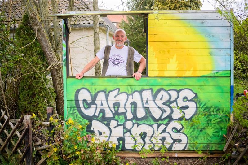 Cannabis-Vereinschef: „Für uns ist es keine Droge” Heinrich Wieker vom Cannabis Socialclub Hannover e.V. an seinem Gartenzaun an einer Bretterbude.