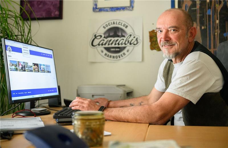 Cannabis-Clubs: Großer Andrang in Niedersachsen und Bremen Heinrich Wieker vom Cannabis Socialclub Hannover e.V. sitzt am Computer.