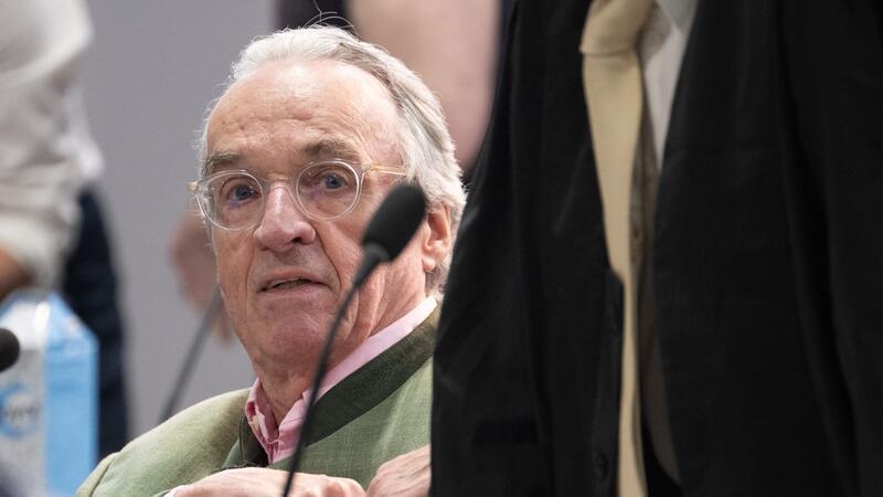 Vom Adel zum Angeklagten: Reuß sagt vor Gericht aus Heinrich XIII. Prinz Reuß sitzt zwischen seinen Verteidigern auf der Anklagebank.