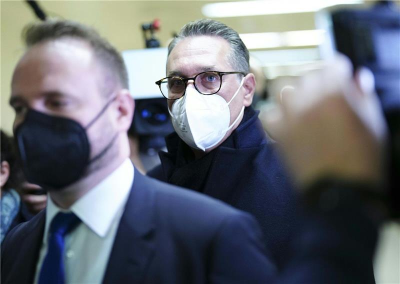 Heinz-Christian Strache (r), ehemaliger FPÖ-Obmann und Vizekanzler von Österreich, kommt am Wiener Landesgericht für Strafsachen an.