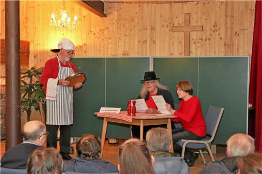 Heinz-Dieter Brandt, Axel Dietsch und Sonja Lüders (v.li.) nehmen für einen Sketch in einer Liebenburger Gaststätte Platz und sinnieren über Bio-Lebensmittel. Foto: Leifeld