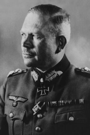 Schwarz-weiß-Porträt eines Mannes in Uniform mit Eisernem Kreuz, Schulterklappen und Abzeichen auf der Brust