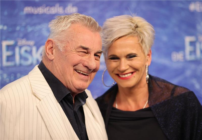 Heinz Hoenig, Schauspieler, und seine Frau Annika kommen zur Deutschlandpremiere des Disney-Musicals "Die Eiskönigin“.