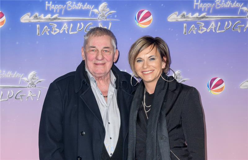 Blankenburger Heinz Hoenig zieht ins Dschungelcamp Heinz Hoenig (l), Schauspieler, und seine Frau Annika Kärsten-Hoenig kommen zu der Premiere der Sat.1 Sendung «Happy Birthday Tabaluga!» im Zoo Palast. Foto: picture alliance/dpa | Gerald Matzka