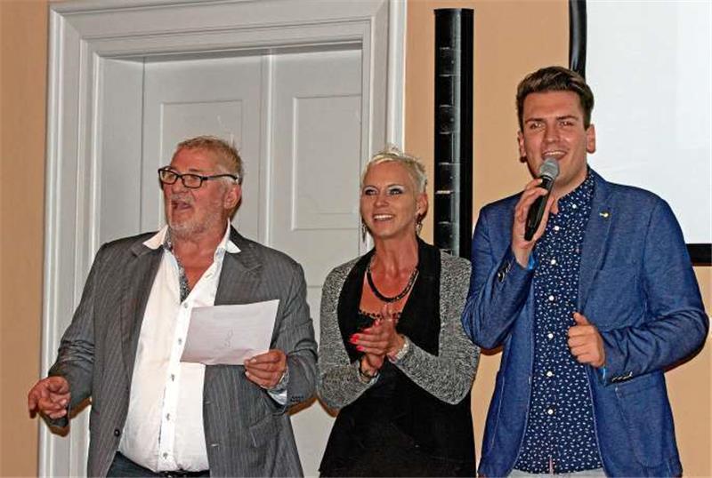 Heinz Hoenig (li.) mit seiner Lebensgefährtin, Annika Kärsten, die Blankenburgs Theaterverein leitet, und Schlagersänger Enrico Scheffler aus Aschersleben.  Foto: Schilling