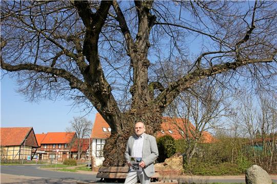 Heinz Jürgen Wiechens steht an der mächtigen Dorflinde von Wehre, an der die Ortsdurchfahrt vorbeiführt.  Fotos: Ciszewski