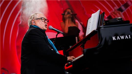 Heinz Rudolf Kunze singt bei dem Konzert in den Gärten der Welt. (Archivbild)