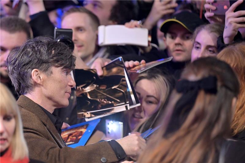 Heiß begehrt: Cillian Murphy gibt am Eröffnungsabend der Berlinale Autogramme.