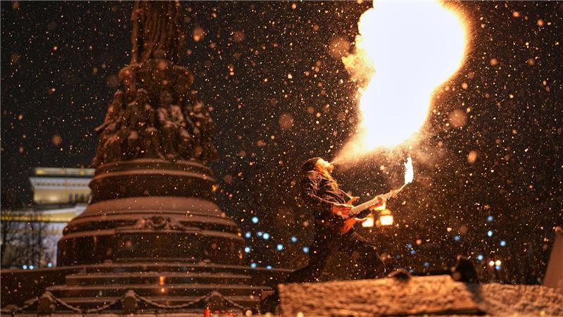 Heiß und kalt: Ein Straßenkünstler führt bei Schneefall eine Feuershow im russischen St. Petersburg auf.