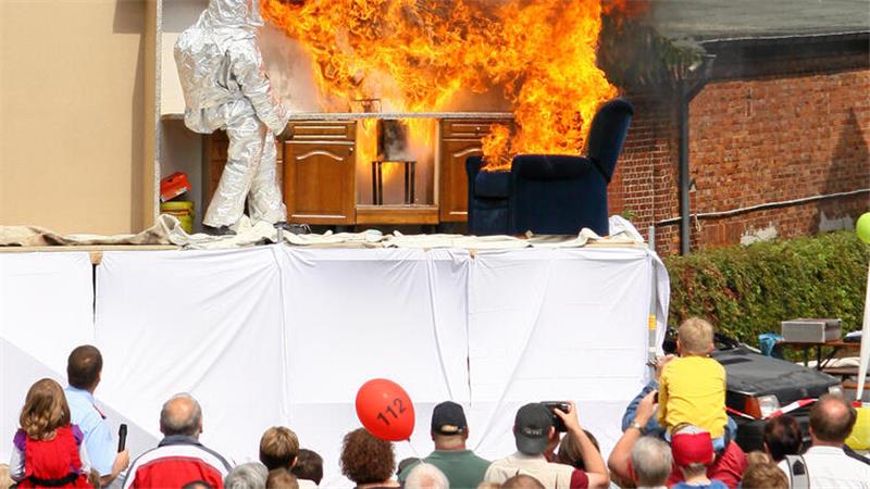 Hereinspaziert: Goslars Feuerwehr öffnet am 30. August die Türen Heiße Kiste: Im Mai 2011 schlagen beim bis dato letzten Tag der offenen Tür die Flammen hoch, als die Feuerwehr zeigt, was sie kann.