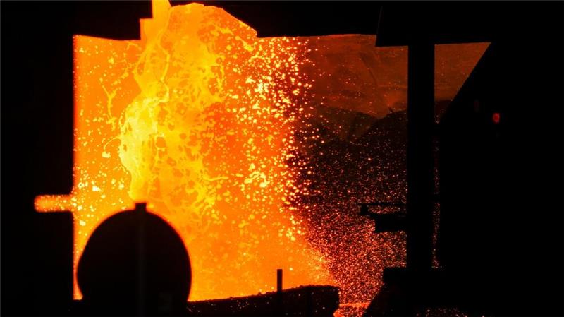 Die Industrie ist im Umbruch: Experten fordern neue Konzepte Heiße Schlacke aus der Eisenproduktion wird aus einem Torpedo-Pfannenwagen in eine Grube gekippt.