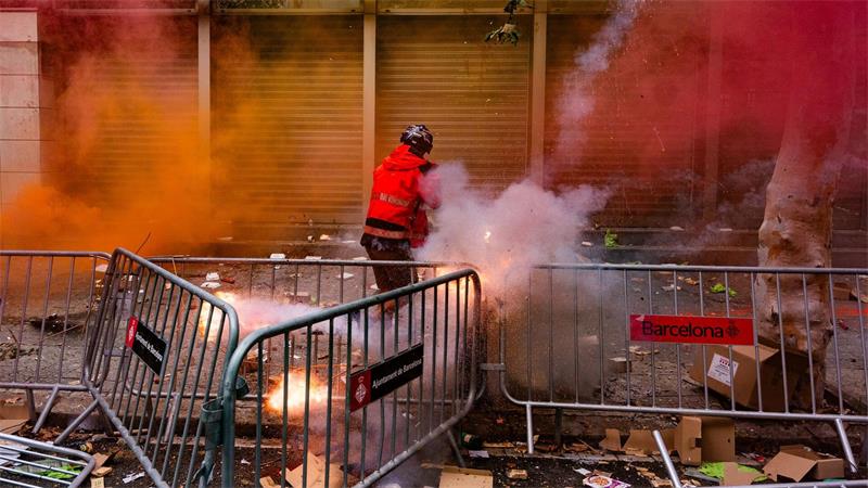 Heißer Protest: Während Feuerwehrleute in Barcelona demonstrieren, wird Pyrotechnik gezündet. 