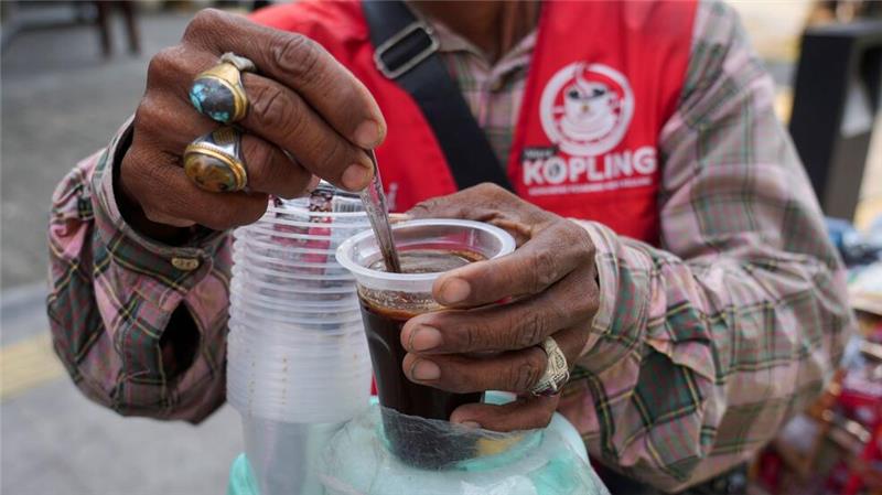 „Starling“: Kaffee auf zwei Rädern boomt in Jakarta Heißer und kalter Instant-Kaffee steht auf dem Menü.