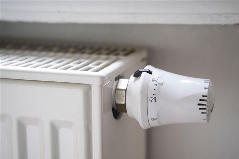 VZBV: Drastische Preissteigerungen bei Heizungen Heizkörper mit Thermostat.