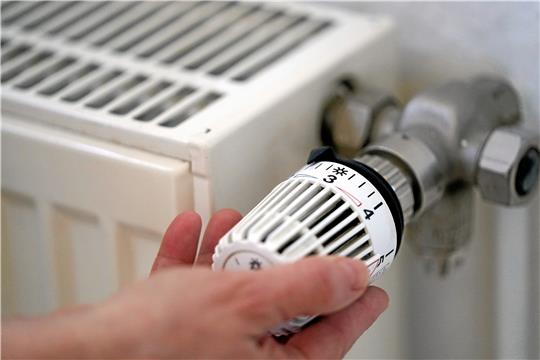 Heizung runterdrehen lohnt sich: Eine Absenkung der Raumtemperatur um 1 Grad spart laut Stadtwerke Clausthal-Zellerfeld sechs Prozent Energie.  Foto: Brandt/dpa