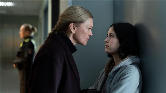 Helen Dorn (Anna Loos, links) erfährt, dass sie neben einer Halbschwester auch noch eine Nichte hat - und Tamara (Maya Lauterbach) provoziert die TV-Kommissarin gehörig. 