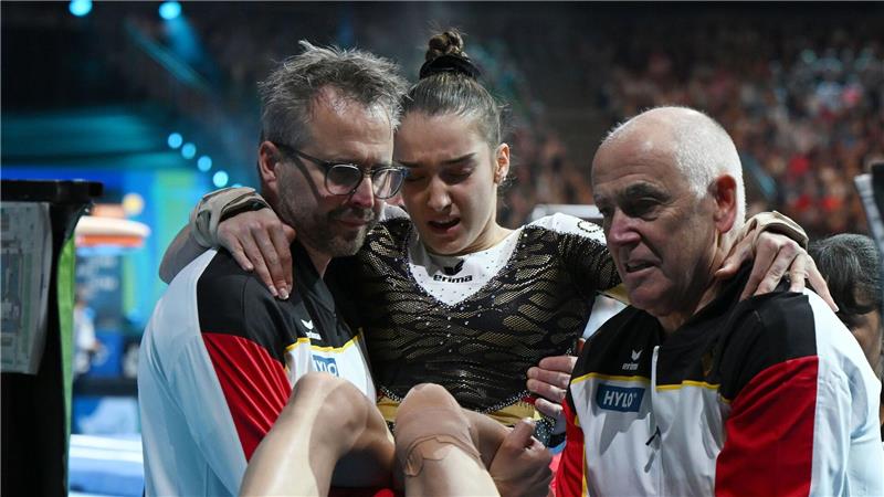 Helen Kevric wird aus der Halle getragen.