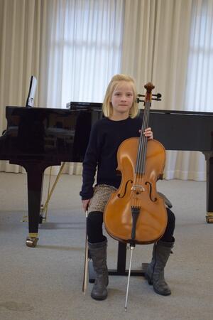 Elf Nachwuchstalente messen sich auf Landesebene Helene Braun überzeugt die Jury auf dem Cello.