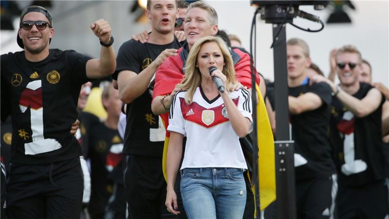 Shakira, Helene Fischer, Saxofon-Typ: Die Hits zur WM 2026 Helene Fischer und der DFB: Nach dem Triumph 2014 ging es „Atemlos durch die Nacht“