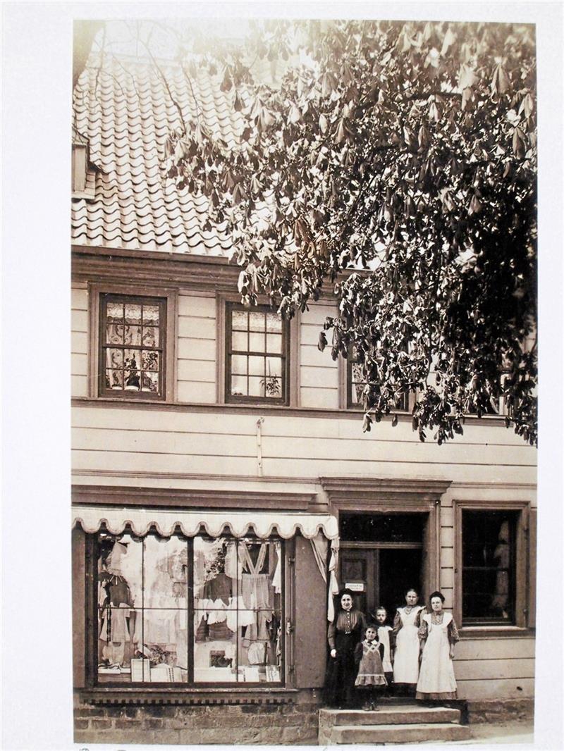 Helene Winter (links) und ihre Familie vor dem Haus in Zellerfeld. Foto: Privat