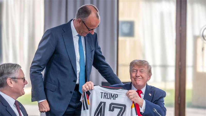 Nato-Gipfel mit Trump: Unterwerfung oder klare Kante? Helfen kleine Aufmerksamkeiten? Zum Geburtstag bekam Trump von Kanzler Merz ein Fußball-Trikot geschenkt. (Archivbild)