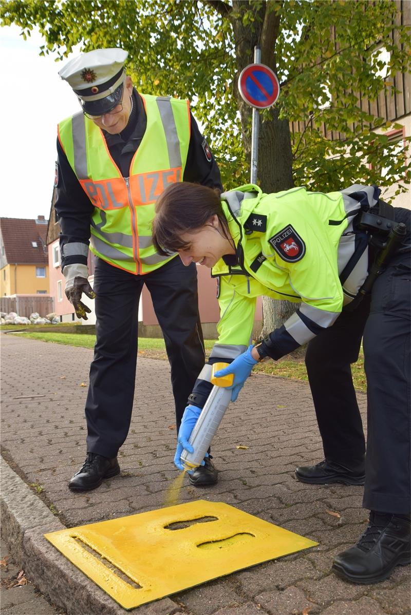 Helfen sollen gelbe Füße, die von den Polizisten Christiane Meier und Stefan Meier für die bessere Sichtbarkeit nachgesprayt werden.