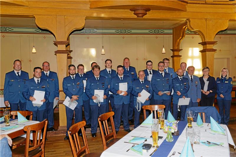 Helfer-Party: Bundestagsabgeordnete Frauke Heiligenstadt (2.v.r.) ehrt Helfer des THW Ortsverbandes Clausthal-Zellerfeld, die im Ahrtal geholfen haben. An den THW-Ortsbeauftragten Joachim Niebaum (kl. Foto) richtet sie noch persönliche Worte.