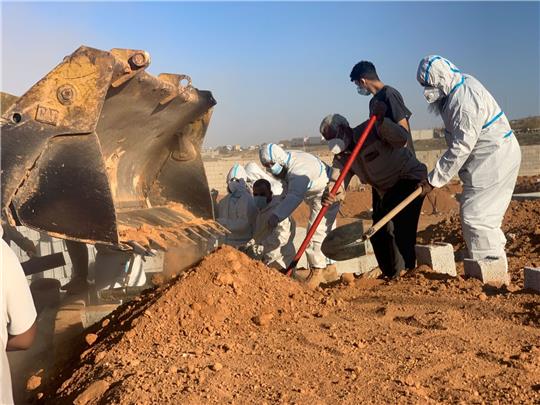 Helfer begraben Opfer der Sturzflut in Libyen.