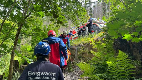 Helfer der Bergwachten brachten den Verletzten mit einer Trage zum Rettungswagen.