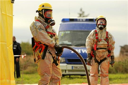Helfer des Technischen Hilfswerk THW desinfizieren Fahrzeuge. Bei einer Großübung im Landkreis Harz wurde die Zusammenarbeit bei einem Ausbruch der Afrikanischen Schweinepest ASP mit Ämtern des Landkreises und Partnern geübt.  Foto: Bein