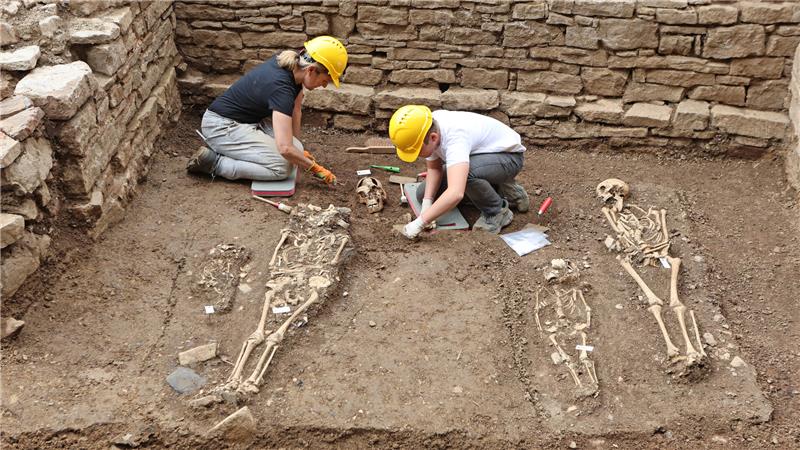 Helfer legen am ehemaligen Kloster Himmelpforte bei Wernigerode Gräber aus dem 15. Jahrhundert frei.