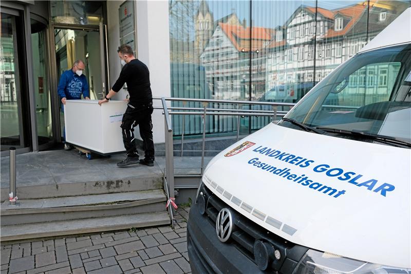 Landkreis richtet zwei Impfstellen ein Helfer liefern Möbel für die Impfstelle am Jakobikirchhof in Goslar an.